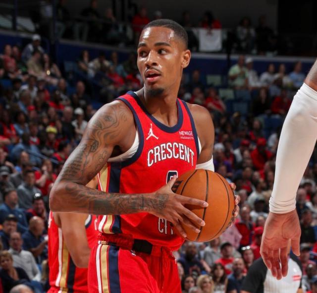 倒霉！鹈鹕休赛期头号引援穆雷首秀遭遇左手骨折